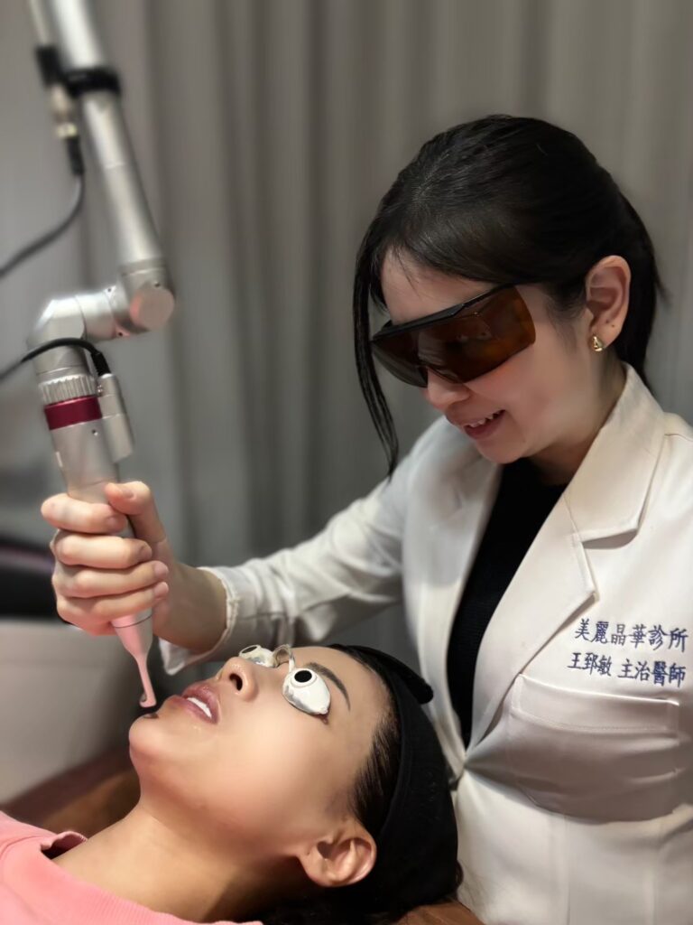 醫師操作皮秒雷射機器